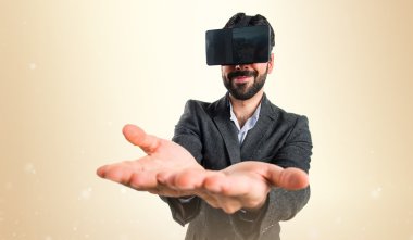 Bir şey tutan Vr gözlük kullanan adam