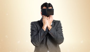 VR gözlükle korkmuş bir adamım