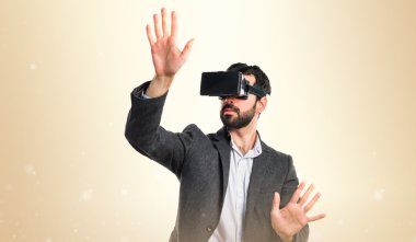 Şeffaf ekranda dokunmadan Vr gözlük kullanan adam