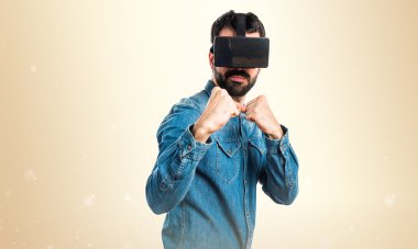 Bir yumruk vererek Vr gözlük kullanan adam