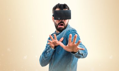 VR gözlükle korkmuş bir adamım