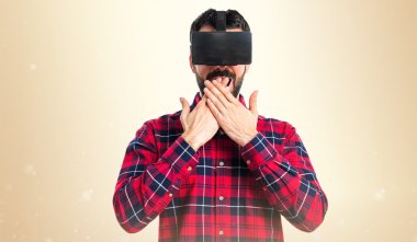 Sürpriz jest yapıyor Vr gözlük kullanan adam