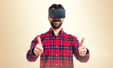 VR gözlükle başparmak ile adam