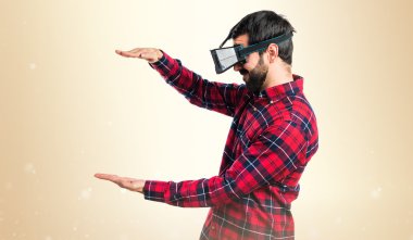 Bir şey tutan Vr gözlük kullanan adam