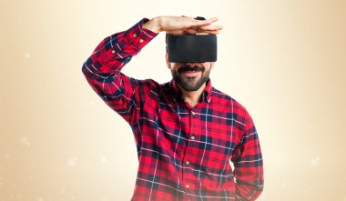 Bir şeyler gösteriyor Vr gözlük kullanan adam