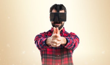 Silah jest yapma Vr gözlük kullanan adam