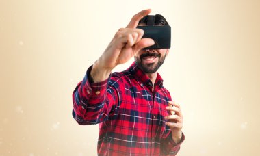 Bir şey tutan Vr gözlük kullanan adam