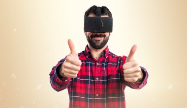 VR gözlükle başparmak ile adam