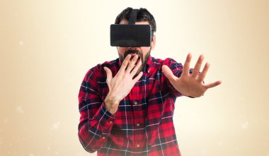 Sürpriz jest yapıyor Vr gözlük kullanan adam