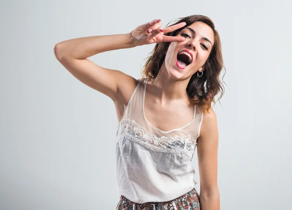 Mujer bonita haciendo gesto de victoria —  Fotos de Stock