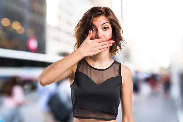 Mujer cubriéndose la boca —  Fotos de Stock