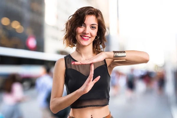 Menina bonita fazendo tempo fora gesto — Fotografia de Stock