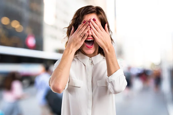 Linda chica cubriéndose los ojos —  Fotos de Stock