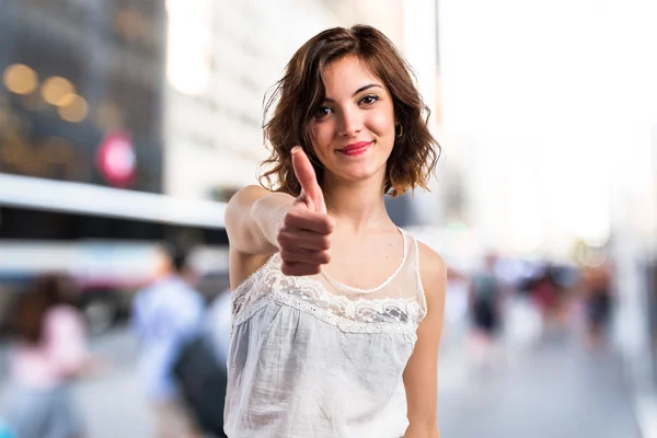 Bella ragazza con il pollice in su — Foto Stock