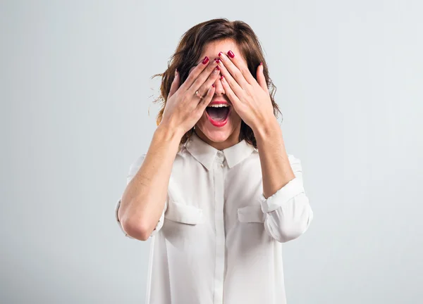 Menina bonita cobrindo seus olhos — Fotografia de Stock