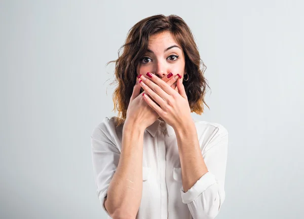 Chica bonita cubriéndose la boca — Foto de Stock