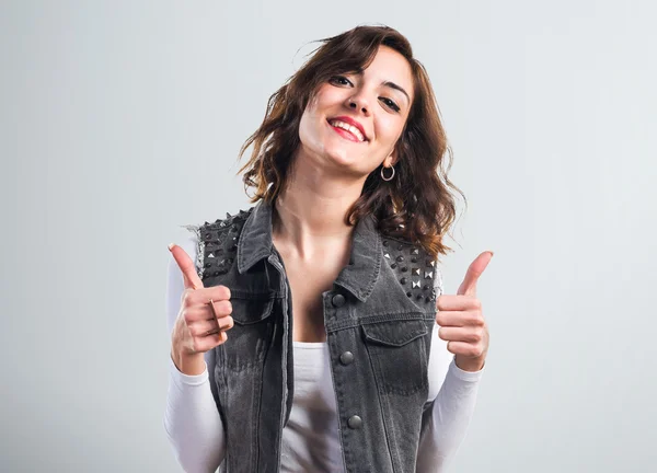 Chica bonita con el pulgar hacia arriba — Foto de Stock