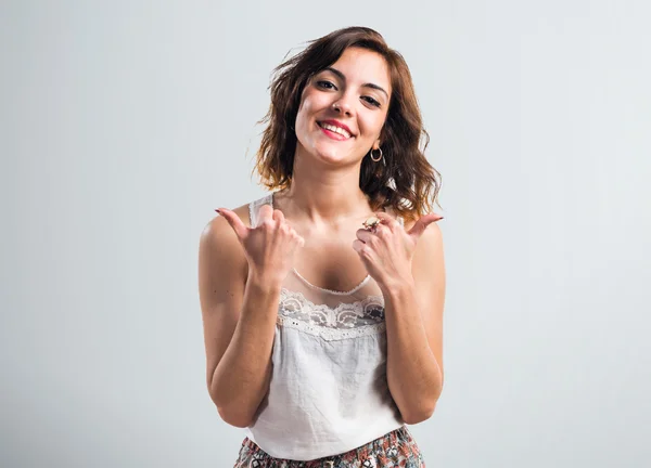 Menina bonita com polegar para cima — Fotografia de Stock