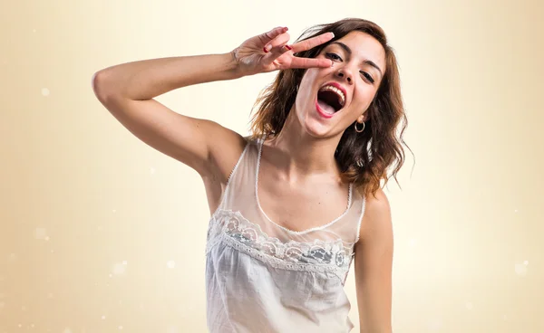 Hübsche Frau macht Siegesgeste — Stockfoto