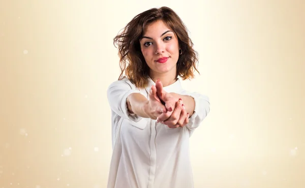 Frau macht Waffe-Geste — Stockfoto