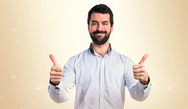 Hombre con el pulgar hacia arriba — Foto de Stock