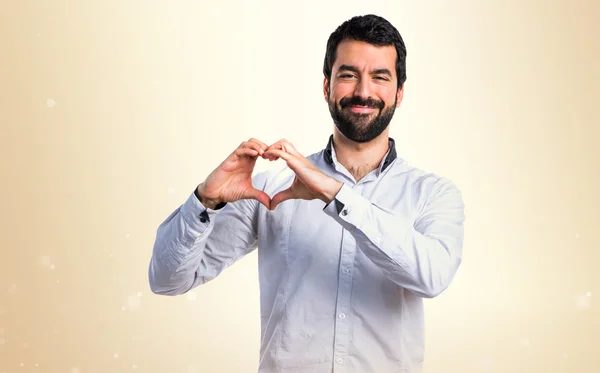 El hombre haciendo un corazón con sus manos — Foto de Stock