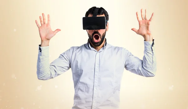 Člověk s použitím virtuální brýle dělá gesto překvapení — Stock fotografie