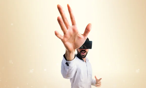 Man met Vr-bril op transparante scherm aanraken — Stockfoto