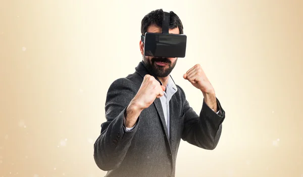 Man met Vr-bril geven een punch — Stockfoto