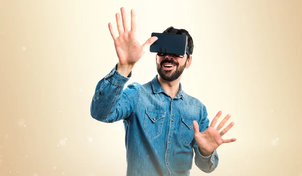 Homem usando óculos VR tocando na tela transparente — Fotografia de Stock