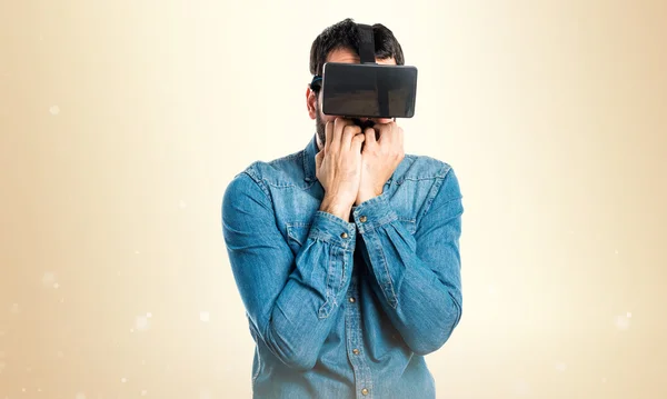 Hombre asustado usando gafas VR — Foto de Stock