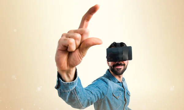 Man met Vr-bril iets te houden — Stockfoto