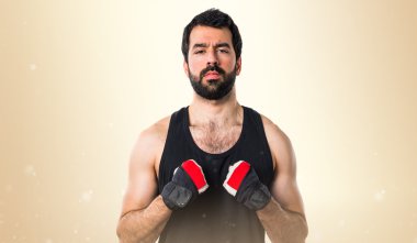 Esmer adam koyu sarı arka plan