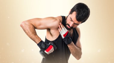 Esmer adam koyu sarı arka plan