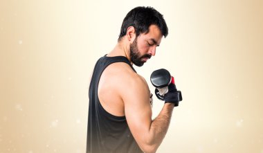 Esmer adam koyu sarı arka plan