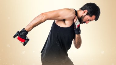 Esmer adam koyu sarı arka plan