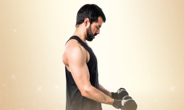 Esmer adam koyu sarı arka plan