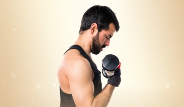 Esmer adam koyu sarı arka plan