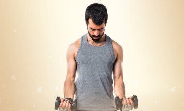 Esmer adam koyu sarı arka plan