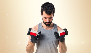 Esmer adam koyu sarı arka plan