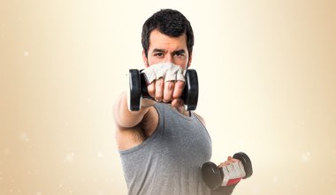 Esmer adam koyu sarı arka plan