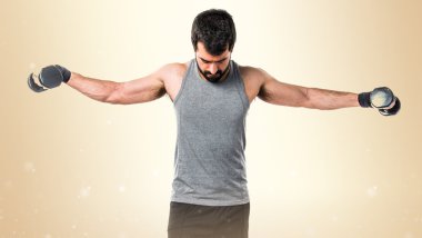 Esmer adam koyu sarı arka plan