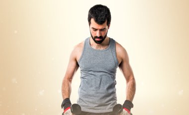 Esmer adam koyu sarı arka plan