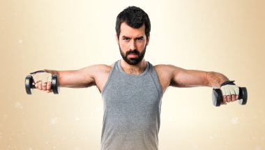 Esmer adam koyu sarı arka plan