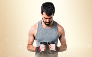 Esmer adam koyu sarı arka plan