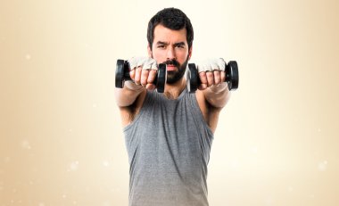 Esmer adam koyu sarı arka plan