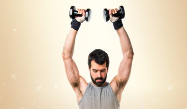 Esmer adam koyu sarı arka plan