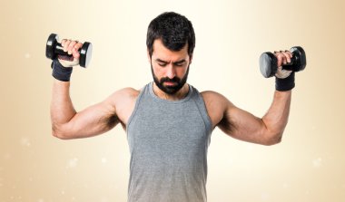 Esmer adam koyu sarı arka plan