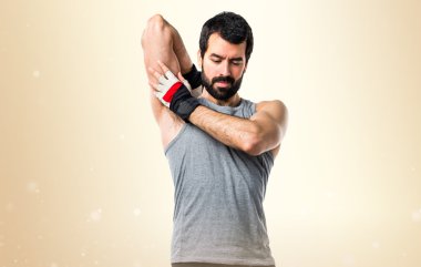 Esmer adam odaklanmamış arka plan