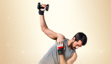 Esmer adam odaklanmamış arka plan